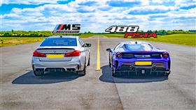 ▲BMW M5 VS法拉利488 Pista（圖／翻攝自carwow Youtube）