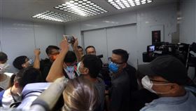 國影中心場勘　電梯臨時故障行政院長蘇貞昌12日前往新北市視察國家電影及視聽文化中心新莊1期場館，中心電梯臨時故障，10多人卡在電梯中動彈不得，經過數分鐘搶修後才恢復。中央社記者吳家昇攝　109年10月12日