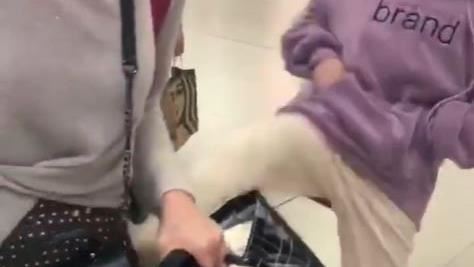 野蠻女連踹母6腳　影片曝網罵：心寒
