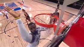 詹皇灌籃後拍籃板的動作與當年Kobe有不少巧合。（圖／翻攝自YouTube）