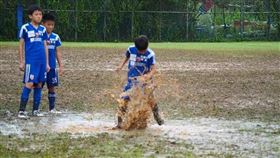 ▲全國學童杯足球賽在泥濘的棒球場舉行。（圖／學生家長提供）