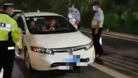 中國,深圳,警察,臨檢,車燈,駕照（圖／翻攝自搜狐）