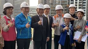 蘇貞昌侯友宜新莊視察國影中心（1）行政院長蘇貞昌（左3）12日下午與新北市長侯友宜（左2）等人視察國家電影及視聽文化中心新莊1期場館，受訪時談及國慶日時僅藝人邰智源等發聲，蘇貞昌表示，台灣藝人都很優、認真工作，可能各有工作難處和必須的考量，像邰智源公開祝賀國家生日快樂是好事。中央社記者葉臻攝　109年10月12日