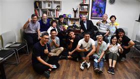 譚維義鼓勵紙風車劇團（3）台東基督教醫院創辦人、美籍醫師譚維義（後左4）今年9月為東基癌症醫療大樓落成回台，12日前往拜訪紙風車劇團，為團隊加油打氣，眾人開心合影。中央社記者王飛華攝　109年10月12日