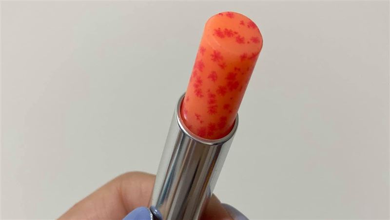 唇膏久沒用竟冒紅色雪花　網暴動想買