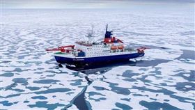 全球規模最大的北極考察團1年多前出發，研究氣候變遷如何影響北極。研究人員12日返抵德國，攜回北極海垂危的證據。（圖取自twitter.com/GermanyDiplo）