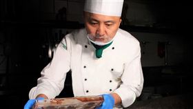 長榮桂冠酒店張志弘主廚為此次榮獲金牌作品－黑蒜頭巧克力進行脫模，展現職人工藝。（圖／長榮提供）