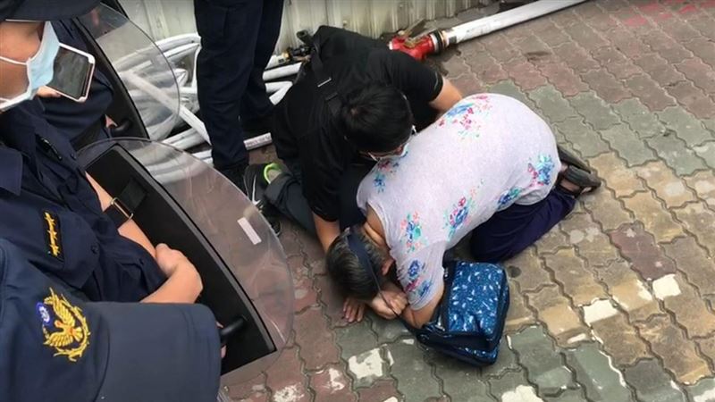 強拆陳家⋯老母親嚇哭　街口婦女下跪
