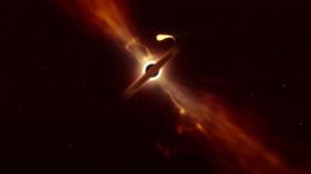 天文學家捕捉到超大質量黑洞撕裂和吞噬一個大小如太陽般星體的時刻。（圖取自歐洲南方天文臺YouTube頻道網頁youtube.com）