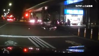 回收物散滿地！翁違規右轉遭重機撞飛