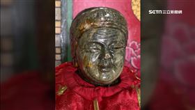 「詭異紅衣女」繞土地公廟！拿筊毒打土地婆…潑1杯酒跑了