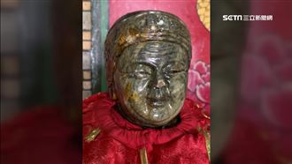 詭異紅衣女毒打土地婆…潑1杯酒跑了