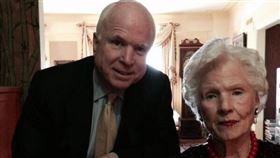 美國已故聯邦參議員馬侃（左）的母親羅貝塔‧馬侃（右）今天以108歲高齡辭世。（圖取自twitter.com/SenJohnMcCain）