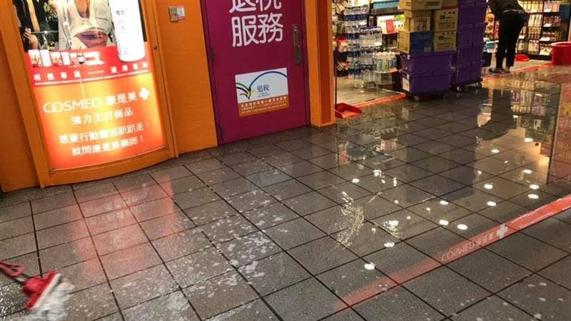 新／北車地下街「積水」商家掃把掃水