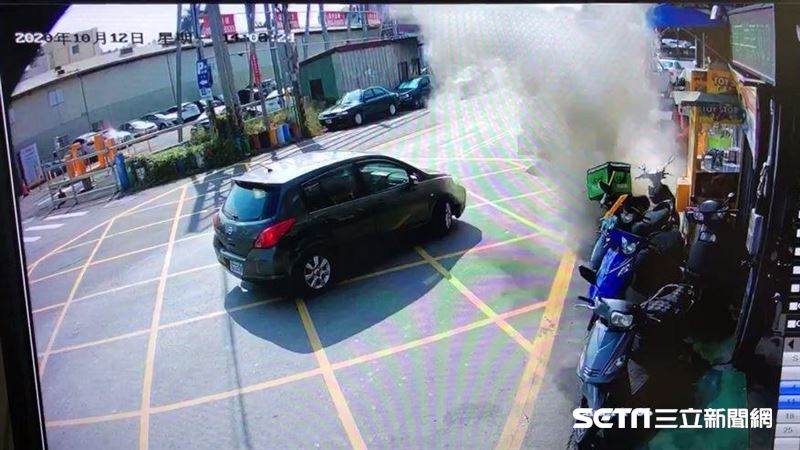 金紙灰丟進垃圾車　一壓縮慘「爆了」
