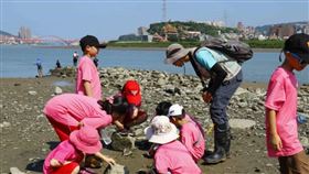 台北市工務局水利工程處表示，10月起推出「坔坔社子島」半日行和「在坔保濕地」全日行兩項環境教育活動，帶民眾認識社子島的水文變遷及濕地生態。（台北市工務局提供）中央社記者李宛諭傳真　109年10月13日