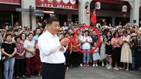 習近平路邊致詞！驚見大媽「雙手合十」當神拜…虔誠聆聽（圖／翻攝自微博）