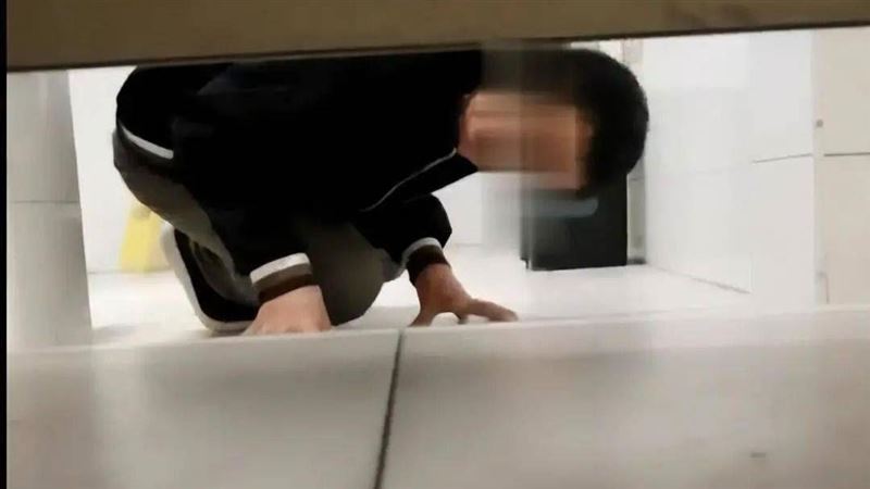 廁所傳鬼祟腳步聲　她一看門縫嚇壞了