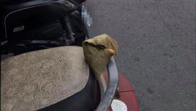 早上出門騎車…被放「詭異肉粽」　內行驚呆：不單純。（圖／翻攝自爆怨公社）