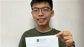 香港眾志前秘書長黃之鋒12日在社群媒體上表示，他已自香港公開大學畢業。（圖取自facebook.com/joshuawongchifung）