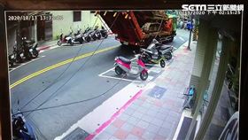 北市北投區發生電線杆遭大車勾中電纜後倒塌意外。（圖／翻攝畫面）