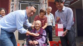 楊鎮浯探視人瑞　轉贈中央金鎖片金門縣長楊鎮浯（前左）13日探視民國元年出生的人瑞呂陳甜（坐輪椅者），轉贈中央的金鎖片，並以縣府特製的敬老酒和禮品，向長輩獻上問候之意，祝她健康快樂。中央社記者黃慧敏攝　109年10月13日