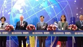 「THS台灣五金展」與「iMT台灣金屬材料暨精密加工設備展」13日在台中盛大開展，經濟部次長陳正祺（中）等人出席開幕活動並剪綵。中央社記者蘇木春攝　109年10月13日