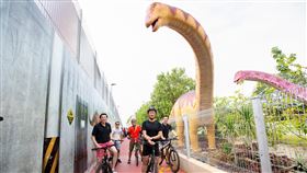 新加坡樟宜機場連通道啟用　可騎自行車往返新加坡「樟宜機場連道」啟用後，民眾騎自行車可到機場。圖為新加坡交通部長王乙康（前中）等人出席11日啟用典禮。（樟宜機場集團提供）中央社記者侯姿瑩新加坡傳真　109年10月13日