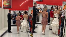 女子穿婚紗，帶著牧師和伴娘，跑進男友上班的超市「逼婚」。（圖／翻攝自抖音@boymom_ashley）