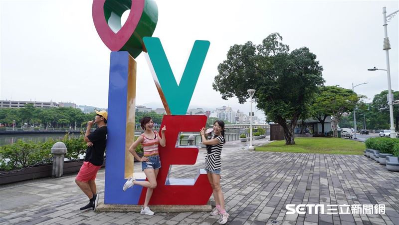 3人行輕旅遊超尷尬？呷飽未1招化解