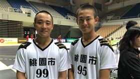 5人制棒球賽開打　戴昱峰王羽飛出賽109年全國5人制棒球錦標賽13日在新北市開打，桃園市隊陣中球員戴昱峰（右）、王羽飛（左）談起5人制賽事與一般棒球賽差異，點出守備彈跳問題。中央社記者謝靜雯攝　109年10月13日