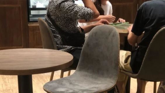 路易莎買咖啡　驚見4人擠一桌摸兩圈