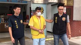 桃園男刺死友人無保請回　檢方抗告桃園市陳姓男子（中）酒後持刀刺死友人，被桃園地檢署依殺人罪聲押，但遭桃園地院裁定無保請回，桃檢13日以陳男意識未達心神喪失或精神耗弱提出抗告。（翻攝照片）中央社記者吳睿騏桃園傳真　109年10月13日