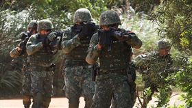 特戰部隊駐地實施「戰術任務行軍訓練」，結合國軍防衛作戰構想及特種作戰的戰術應用，全程採「想定結合敵情、現地實兵演練」的方式，濱海城鎮等作戰場景，均具全方位作戰能力。（記者邱榮吉/湖口拍攝）