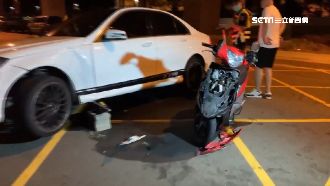 撞上迴轉轎車　女手卡車輪下慘哀號
