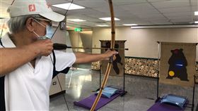 《銀髮養生弓術》課程，耆老聚精會神練習射箭（臺北市原住民耆老服務中心提供）
