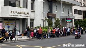 中老年人搶打疫苗(記者陳淳毅攝影)