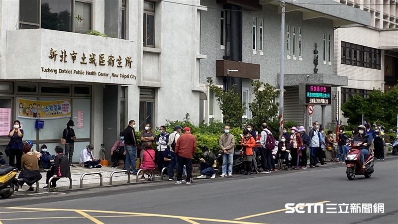 中老年人搶打疫苗　醫：別忘首打族