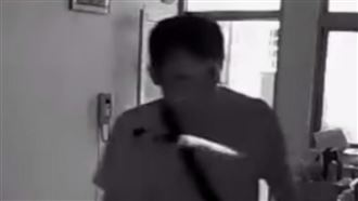 陌生男疑叼尖刀闖入　超詭異畫面曝光