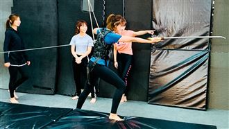 李懿挑戰女武行!吊鋼絲吃足苦頭