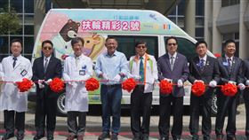 金門醫院獲贈醫療巡迴車　李伯璋楊鎮浯剪綵在衛福部健保署長李伯璋（右4）等見證下，國際扶輪基金會13日捐贈一輛醫療巡迴車給金門醫院，金門縣長楊鎮浯（左4）出席剪綵，也感恩國際扶輪基金會善心捐贈，讓巡迴車把溫暖帶到金門各角落。中央社記者黃慧敏攝　109年10月13日