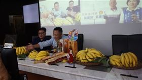 金門雲林好「蕉」情（1）金門縣長楊鎮浯（前右）13日與雲林縣長張麗善跨海視訊，共同為雲林香蕉宣傳，鼓勵民眾多多選購。金門縣府也表示，向雲林採購的香蕉15日將運抵金門。中央社記者黃慧敏攝　109年10月13日