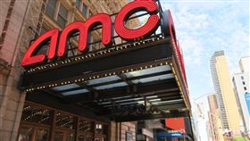 全球院線龍頭AMC示警  資金最快年底用光全球最大連鎖院線AMC飽受2019冠狀病毒疾病（COVID-19）疫情衝擊，示警手頭上的資金最快年底前就會見底。圖為持續暫停營業的紐約曼哈頓42街AMC戲院。中央社記者尹俊傑紐約攝  109年10月14日