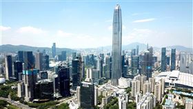 香港與深圳合演雙城故事多年，港媒評論表示，香港目前雖仍有傳統優勢，然而深港一浮一沉是不爭事實。圖為深圳市。（中新社）