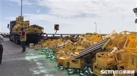 國3車禍，滿箱瓶酒滑落碎滿地／翻攝畫面