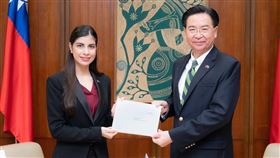 尼加拉瓜大使李蜜娜（Mirna Mariela Rivera Andino）於14日向外交部長吳釗燮呈遞到任國書副本。（圖／外交部提供）