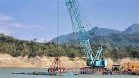 曾文水庫加強清淤曾文水庫今年蓄水情況不理想，南區水資源局除了展開灌溉管理節水調度，也採多元工法加強清淤工作，庫區以船、管線進行抽泥輸送。（南區水資源局提供）中央社記者楊思瑞台南傳真  109年10月14日