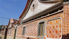 金僑許丕簡高價買回  古厝不落外人手金門縣縣定古蹟「許丕簡古厝」已完成修復，縣府文化局說，許丕騰後裔因家道中落，有意將大厝以1200銀元賣給同為金門華僑的山后人，同村在菲律賓經商的許丕簡得知，認為古厝如果為外人購買有損村譽，於是以1500銀元買下，免除古厝落入外人之手。中央社記者黃慧敏攝  109年10月14日