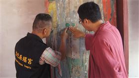 彰化聖王廟門神彩繪缺損國定古蹟彰化聖王廟門神彩繪缺損，部分木門有變形、彩繪缺損的問題，彰化市公所計畫先進行加固填補，減緩裂損速度。中央社記者吳哲豪彰化攝  109年10月14日