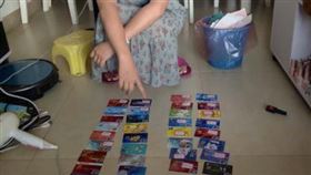 ▲警方破獲犯罪集團，列出信用卡。（圖／翻攝自微博）